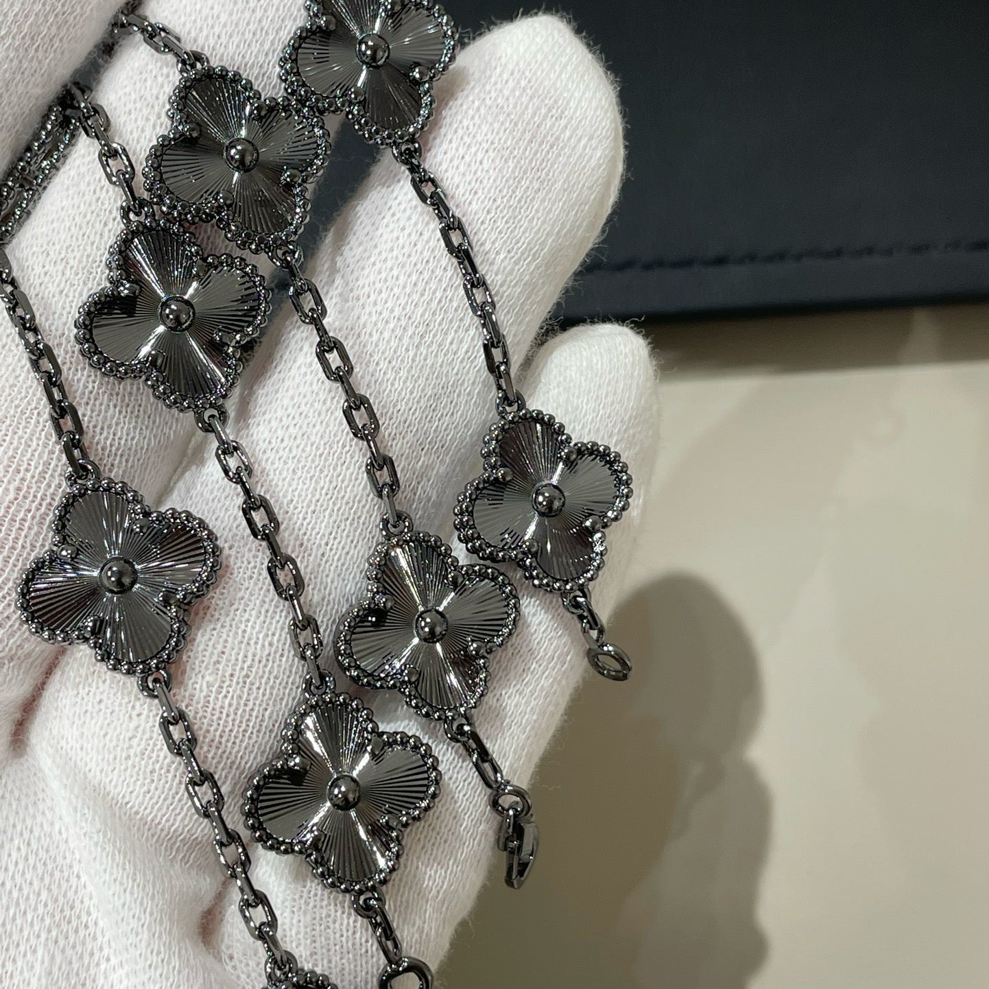 [LuckyStar] Schwarzes Armband mit Kleeblatt-Motiv 5 