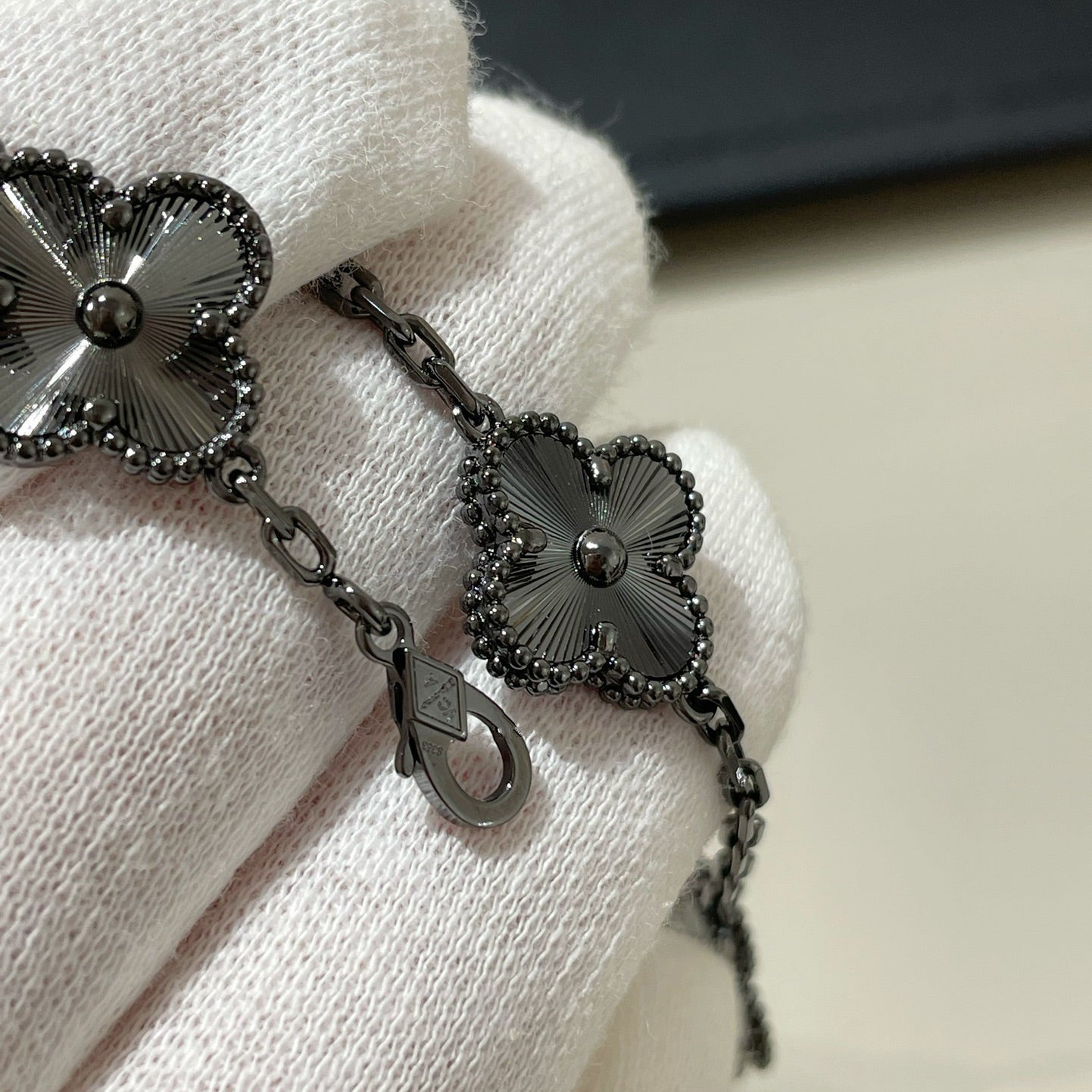 [LuckyStar] Schwarzes Armband mit Kleeblatt-Motiv 5 