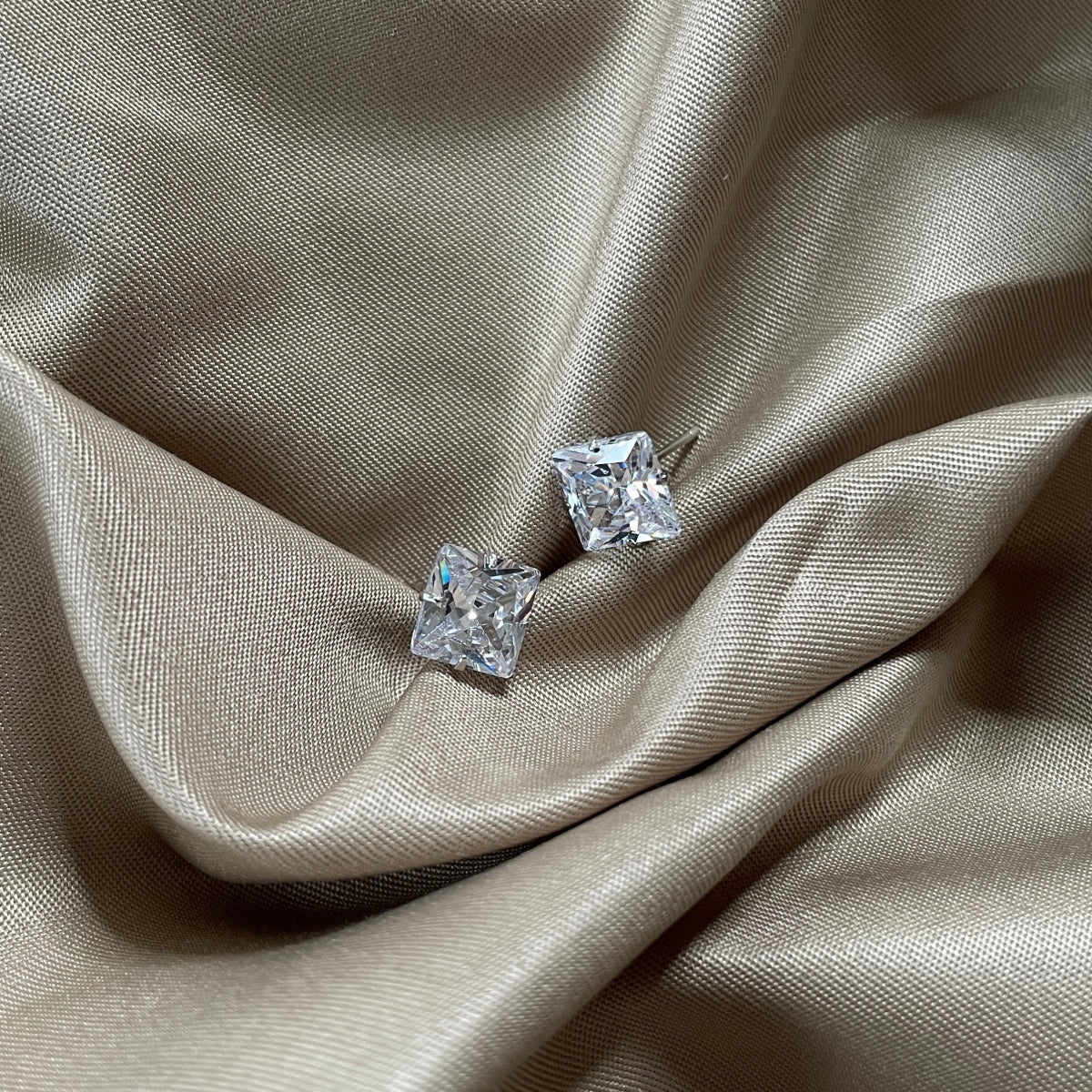 [LuckyStar]Stylish Shiny Square Center Stone Stud Earrings