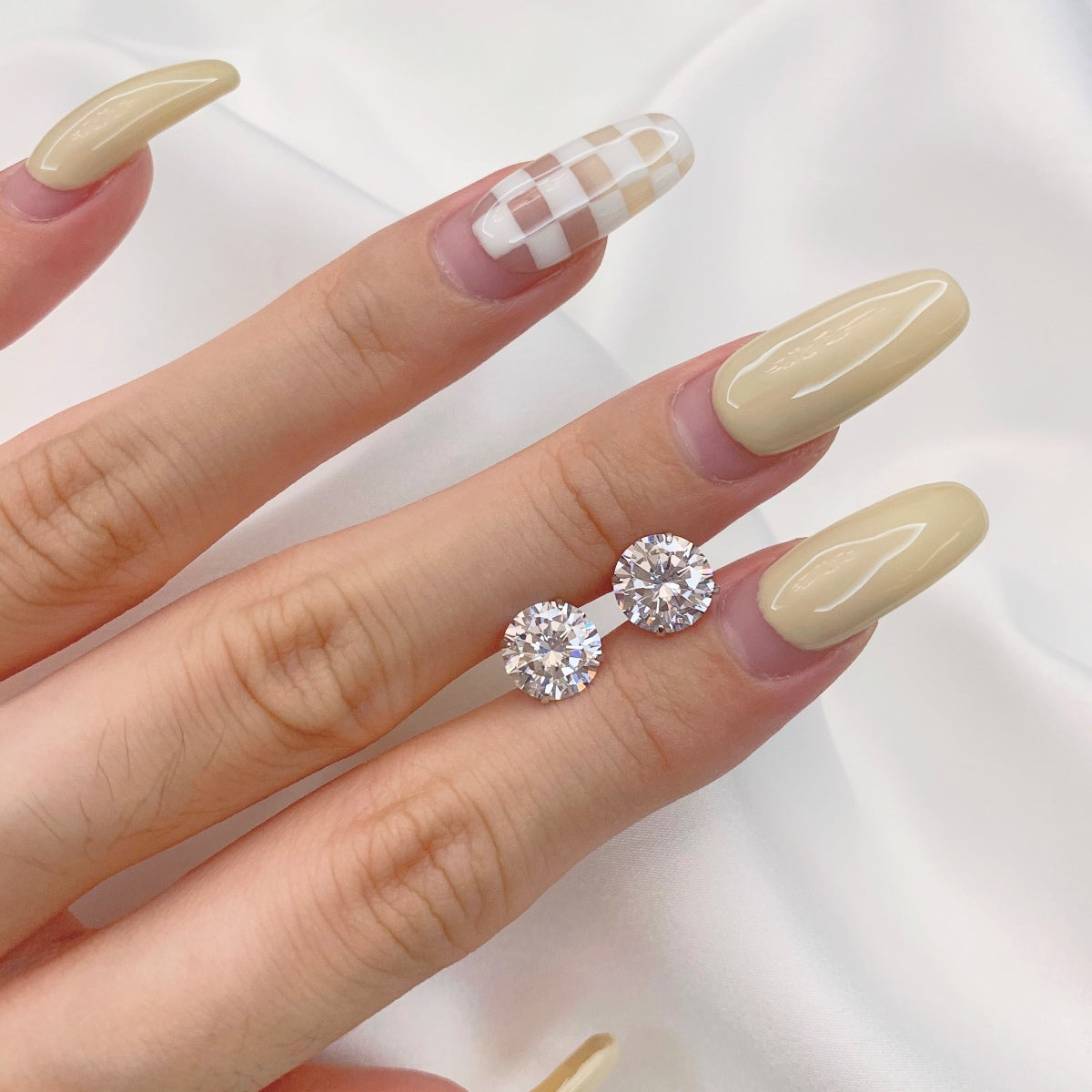 [LuckyStar]Stylish Shiny Round Center Stone Stud Earrings