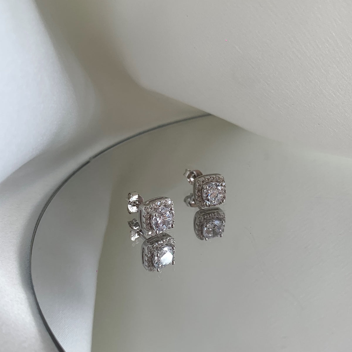 [LuckyStar]Classic Round Center Stone Stud Earrings