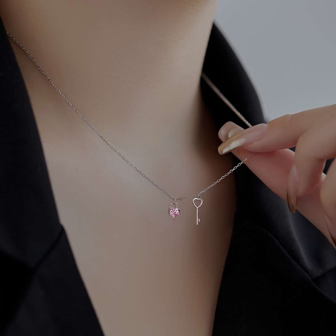 [LuckyStar]Unique Heart Shape Key Pendent Necklace