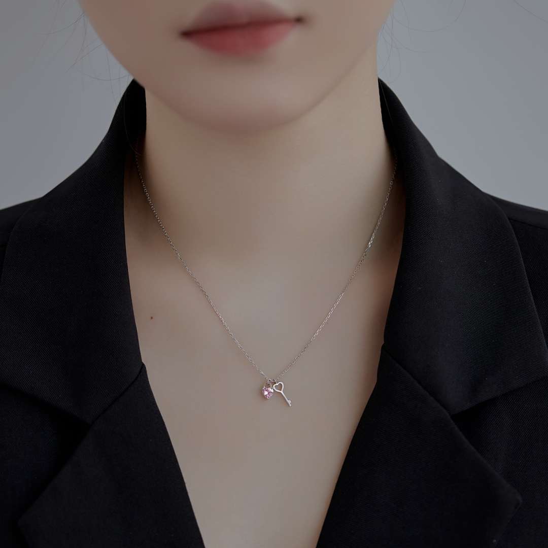 [LuckyStar]Unique Heart Shape Key Pendent Necklace