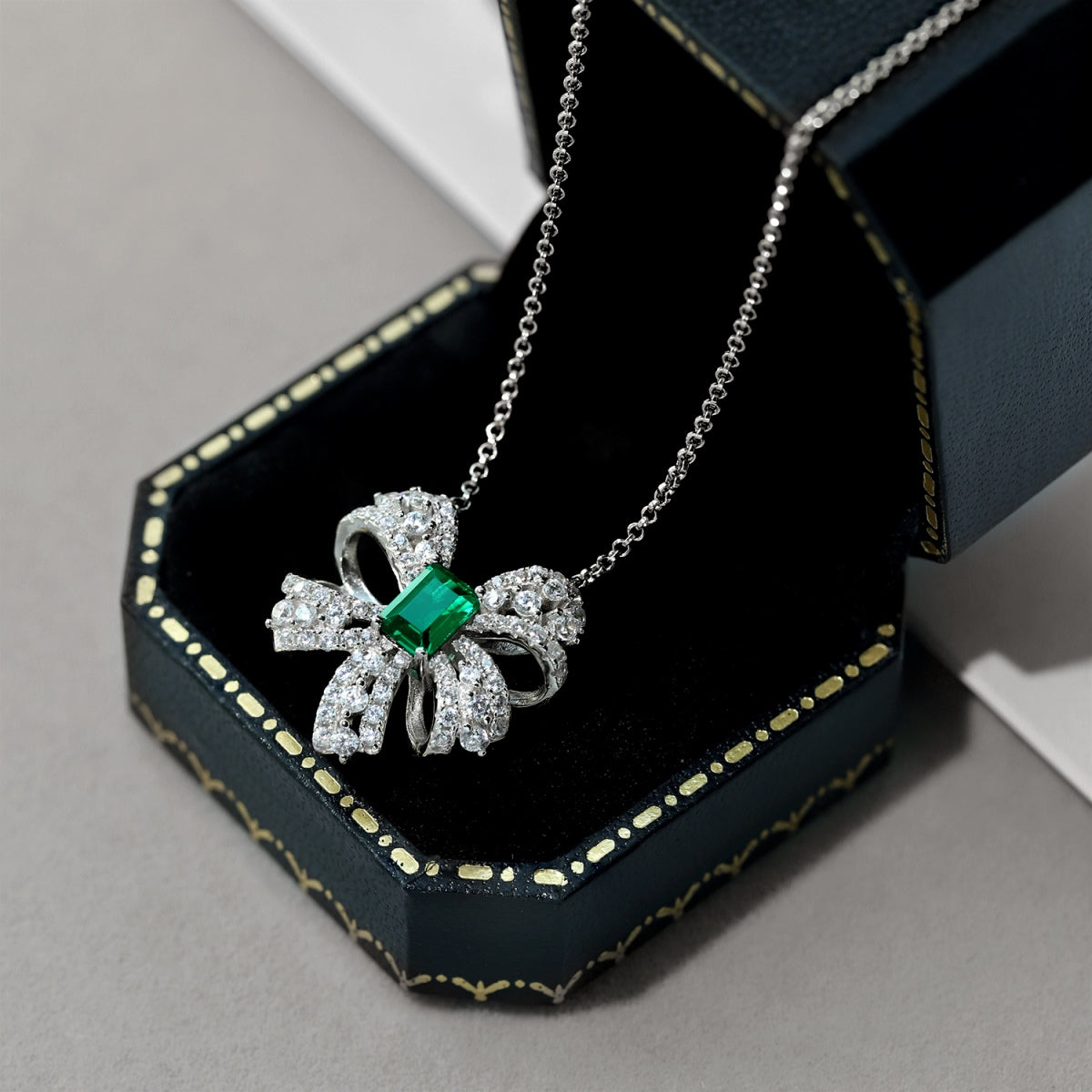 [LuckyStar]Luxurious Flower Shape Emerald Cut Necklace