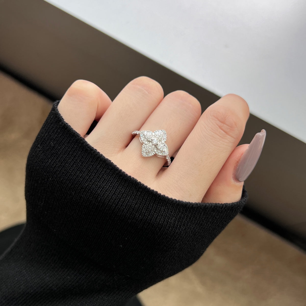 [LuckyStar]Luxurious Colorful Flower Shape Banquet Ring
