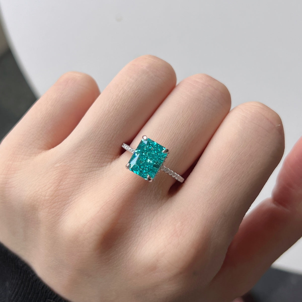 [ラッキースター]4.0カラットの豪華エンゲージリング
