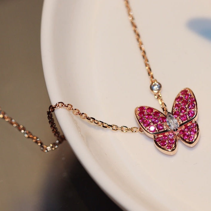 [LuckyStar]HALSKETTE MIT ROTEN DIAMANTEN UND SCHMETTERLINGEN AUS ROSÉGOLD