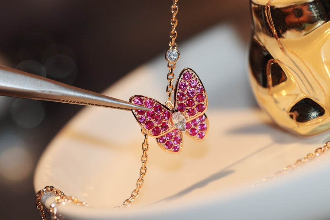 [LuckyStar]HALSKETTE MIT ROTEN DIAMANTEN UND SCHMETTERLINGEN AUS ROSÉGOLD
