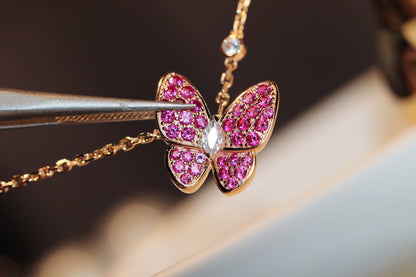[LuckyStar]HALSKETTE MIT ROTEN DIAMANTEN UND SCHMETTERLINGEN AUS ROSÉGOLD