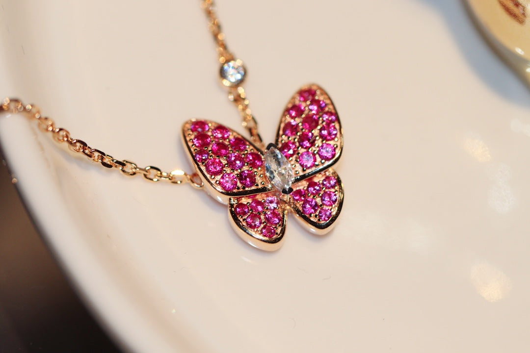[LuckyStar]HALSKETTE MIT ROTEN DIAMANTEN UND SCHMETTERLINGEN AUS ROSÉGOLD