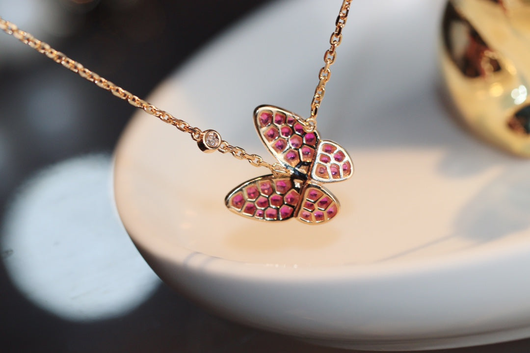 [LuckyStar]HALSKETTE MIT ROTEN DIAMANTEN UND SCHMETTERLINGEN AUS ROSÉGOLD