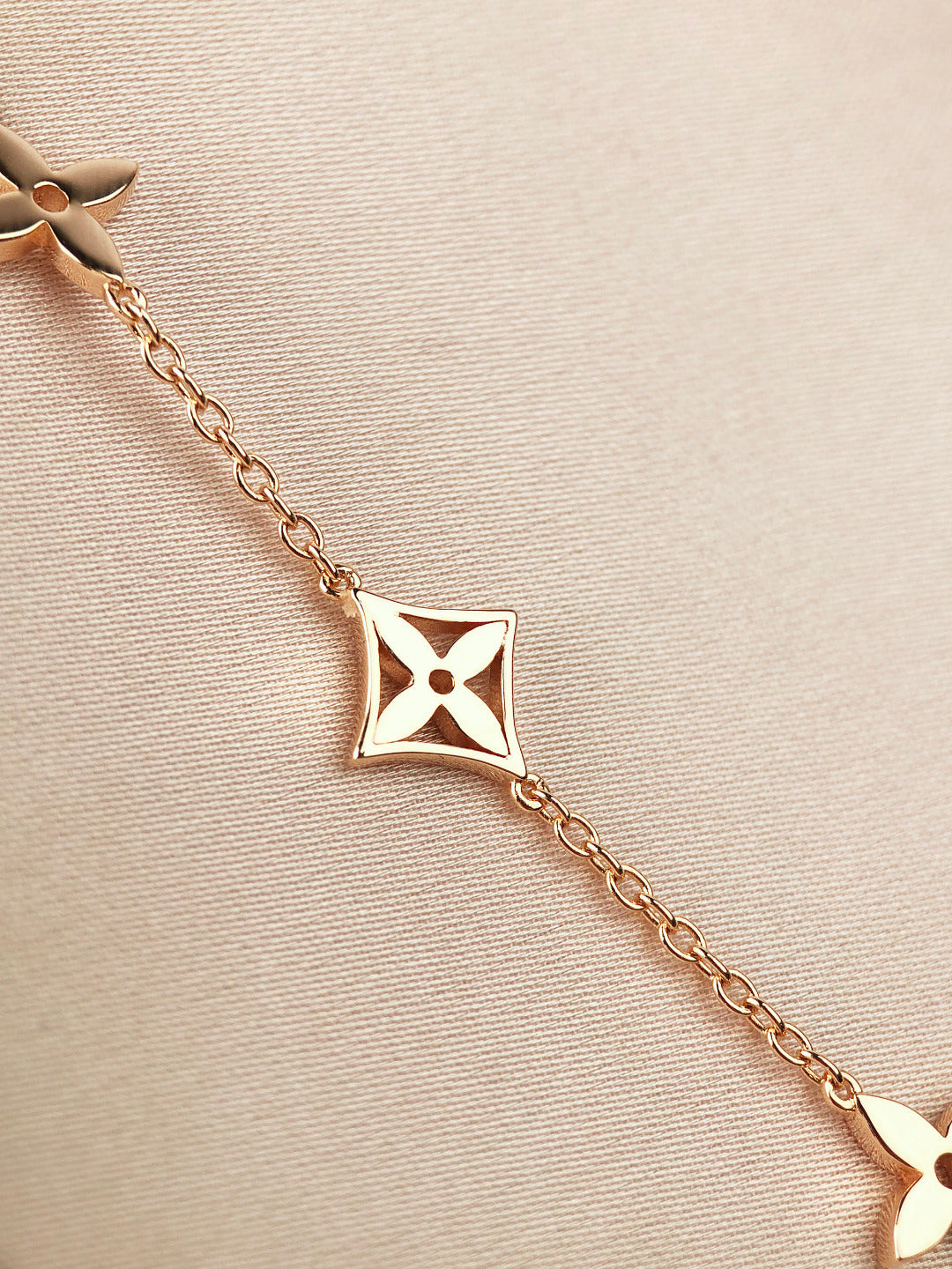 [LuckyStar] GOLDARMBAND MIT 7 MOTIVEN UND STERN