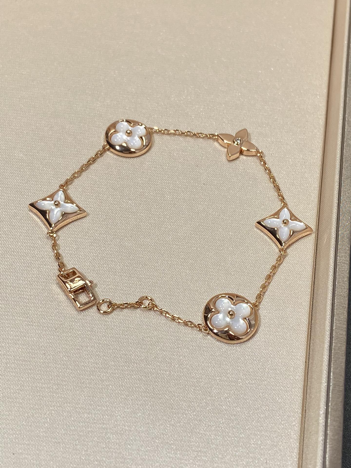 [LuckyStar]Armband mit Stern- und Sonnenmotiv, 5 Mops, Roségold
