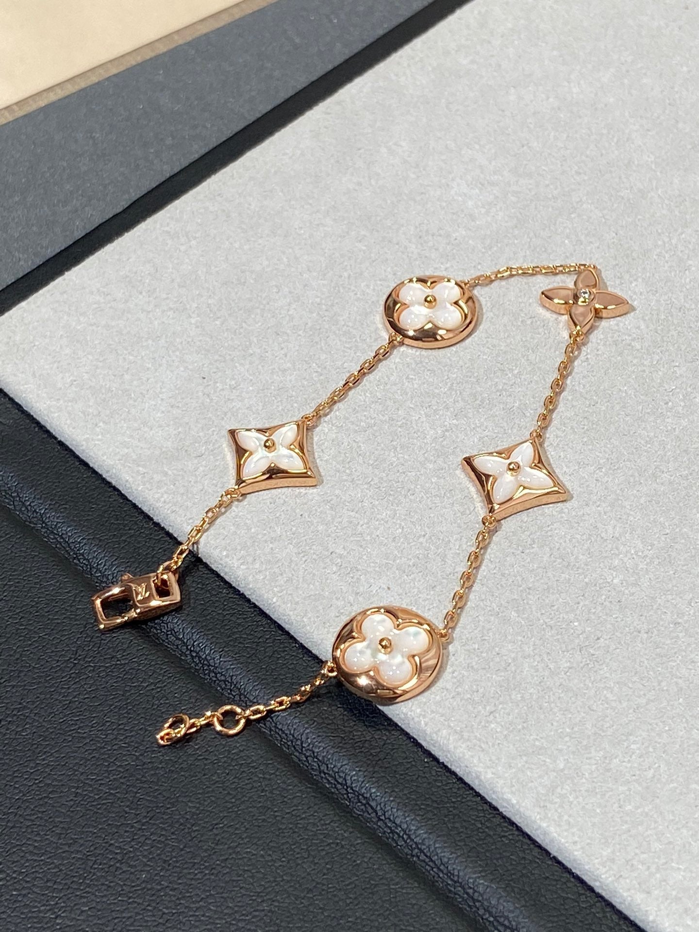 [LuckyStar]Armband mit Stern- und Sonnenmotiv, 5 Mops, Roségold
