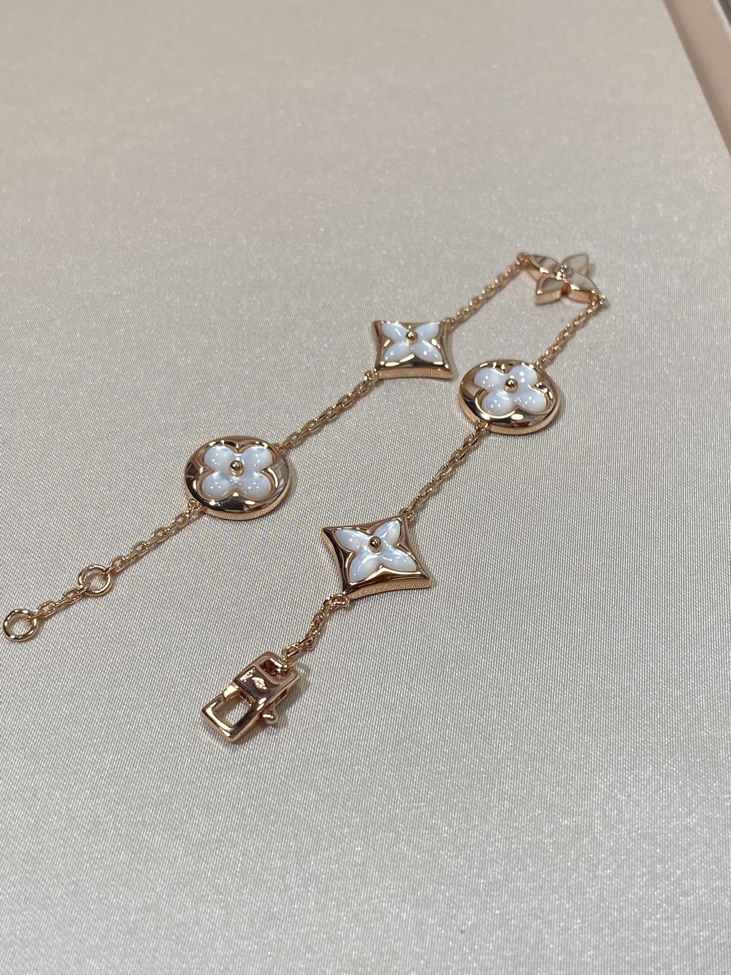 [LuckyStar]Armband mit Stern- und Sonnenmotiv, 5 Mops, Roségold