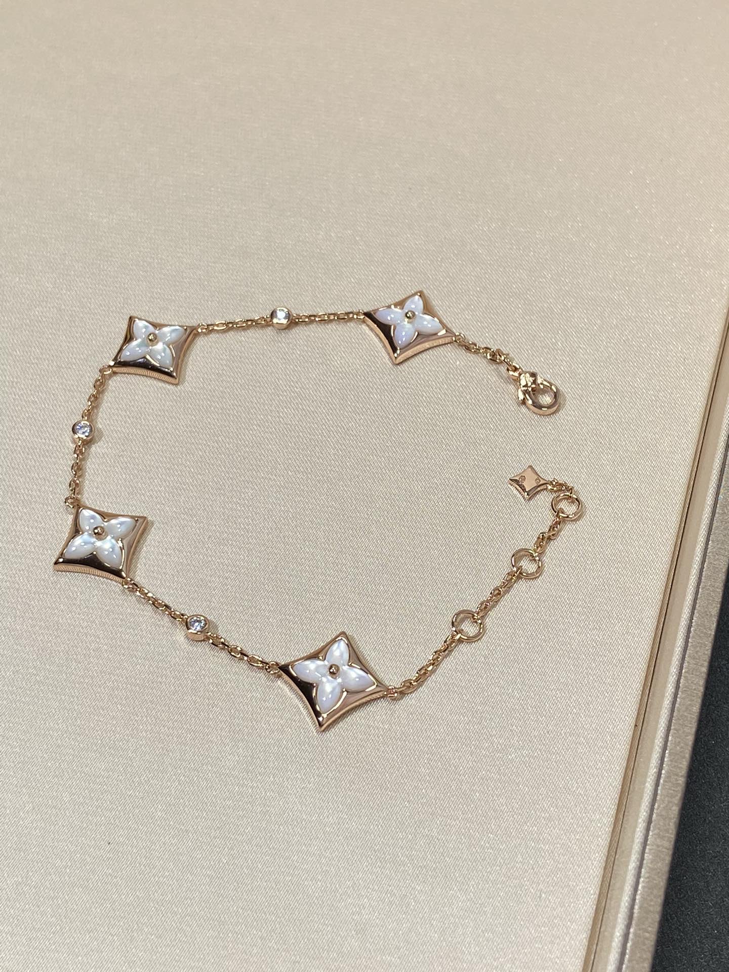 [LuckyStar]Armband aus Roségold mit Sternmotiv und 4 Perlmuttdiamanten