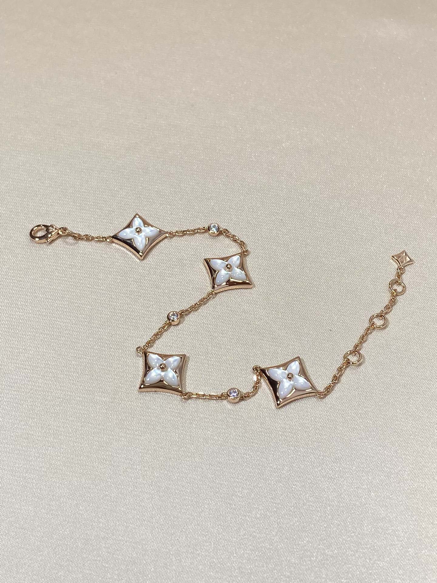[LuckyStar]Armband aus Roségold mit Sternmotiv und 4 Perlmuttdiamanten
