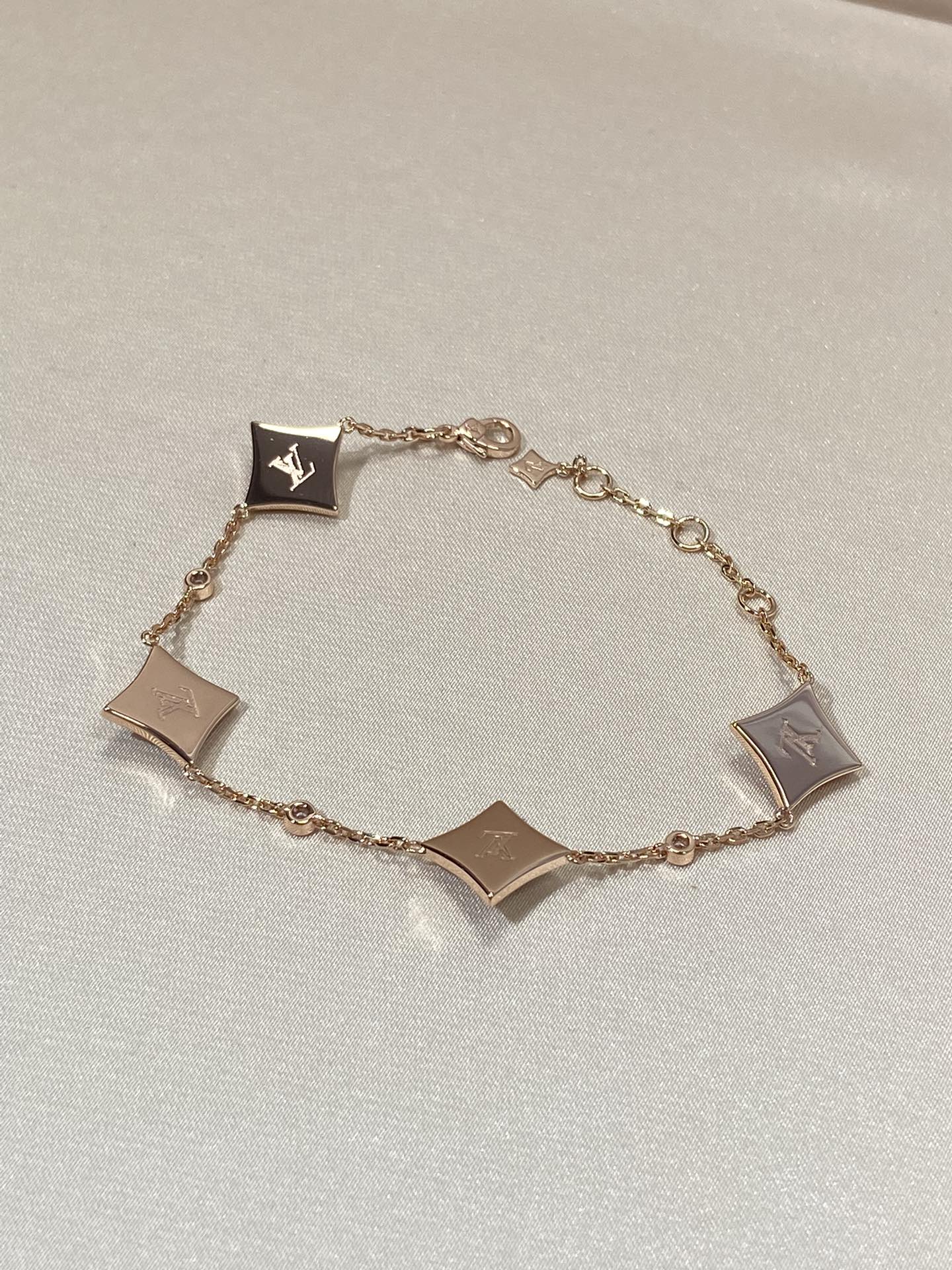 [LuckyStar]Armband aus Roségold mit Sternmotiv und 4 Perlmuttdiamanten