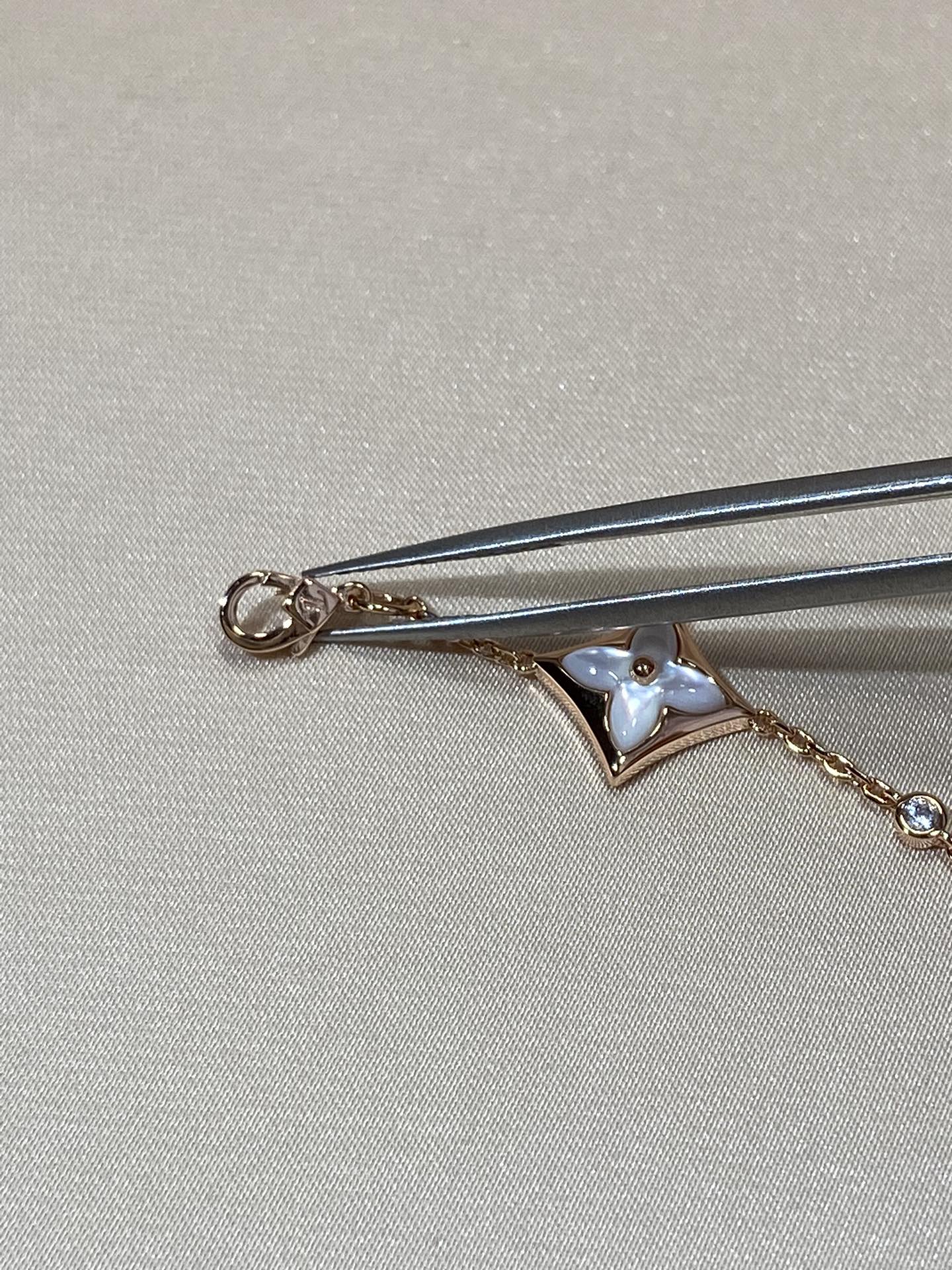 [LuckyStar]Armband aus Roségold mit Sternmotiv und 4 Perlmuttdiamanten
