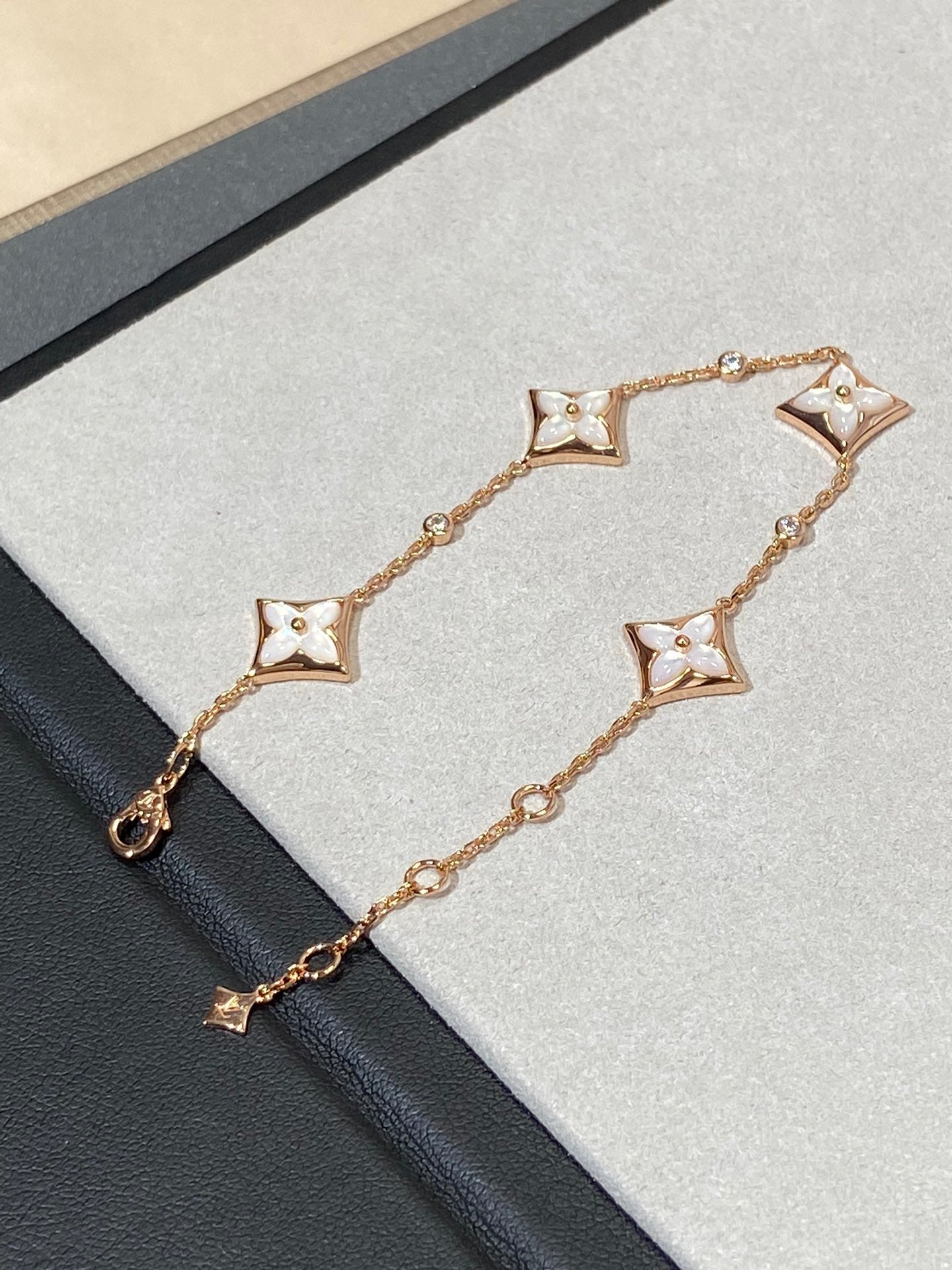 [LuckyStar]Armband aus Roségold mit Sternmotiv und 4 Perlmuttdiamanten