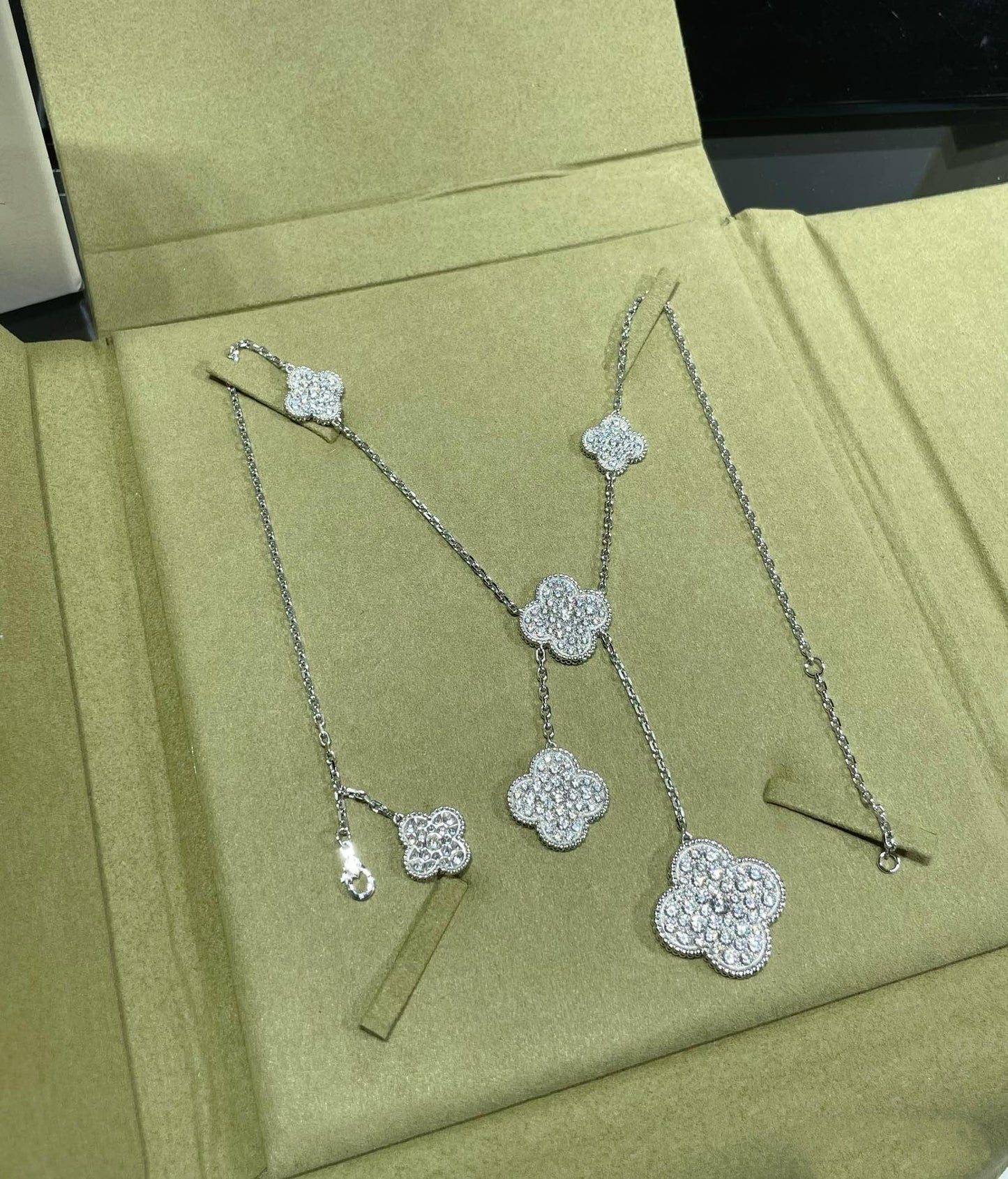 [LuckyStar]Halskette mit Kleeblatt-Motiv und Diamanten