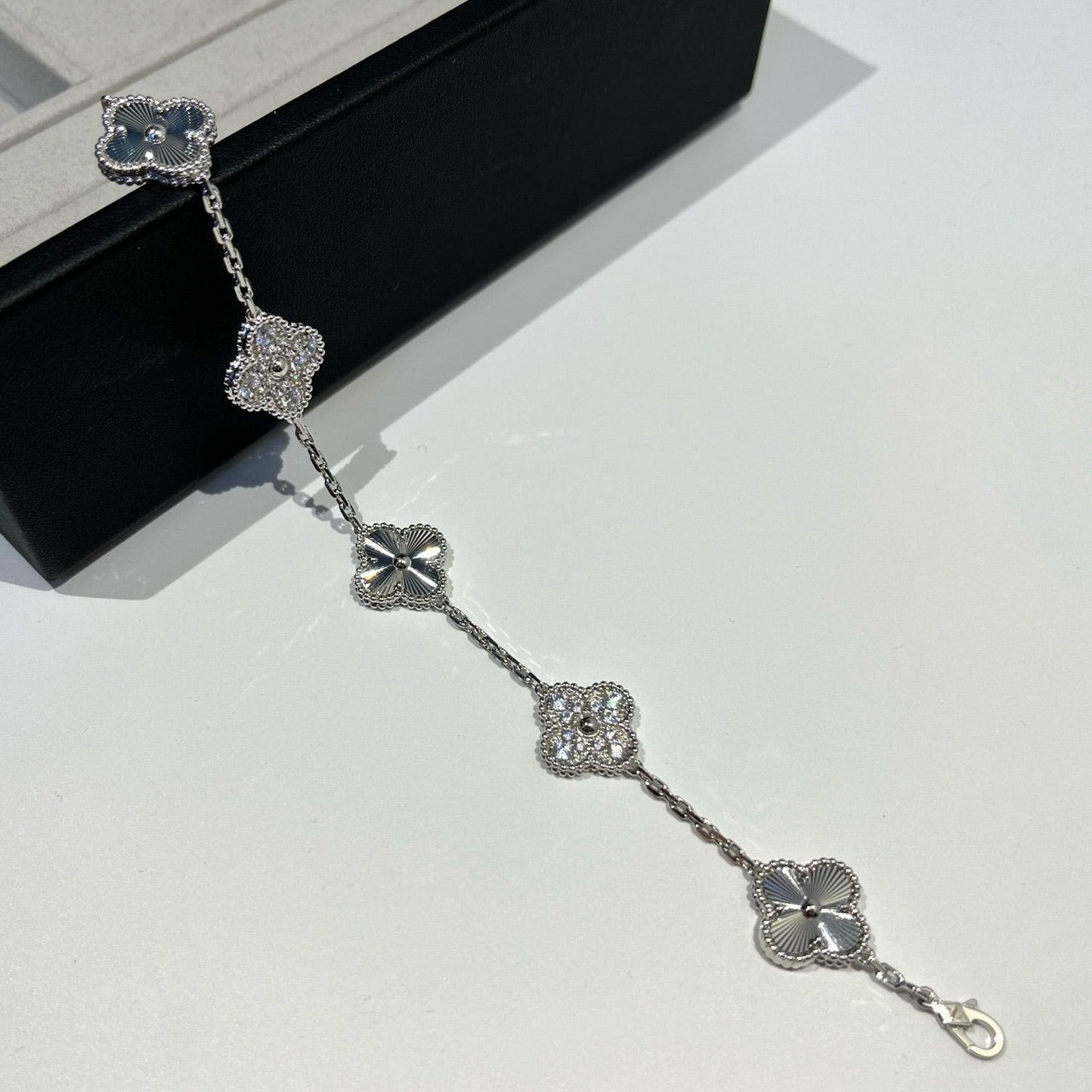 [LuckyStar]Silberarmband mit 5 Kleeblatt-Motiven und Diamanten