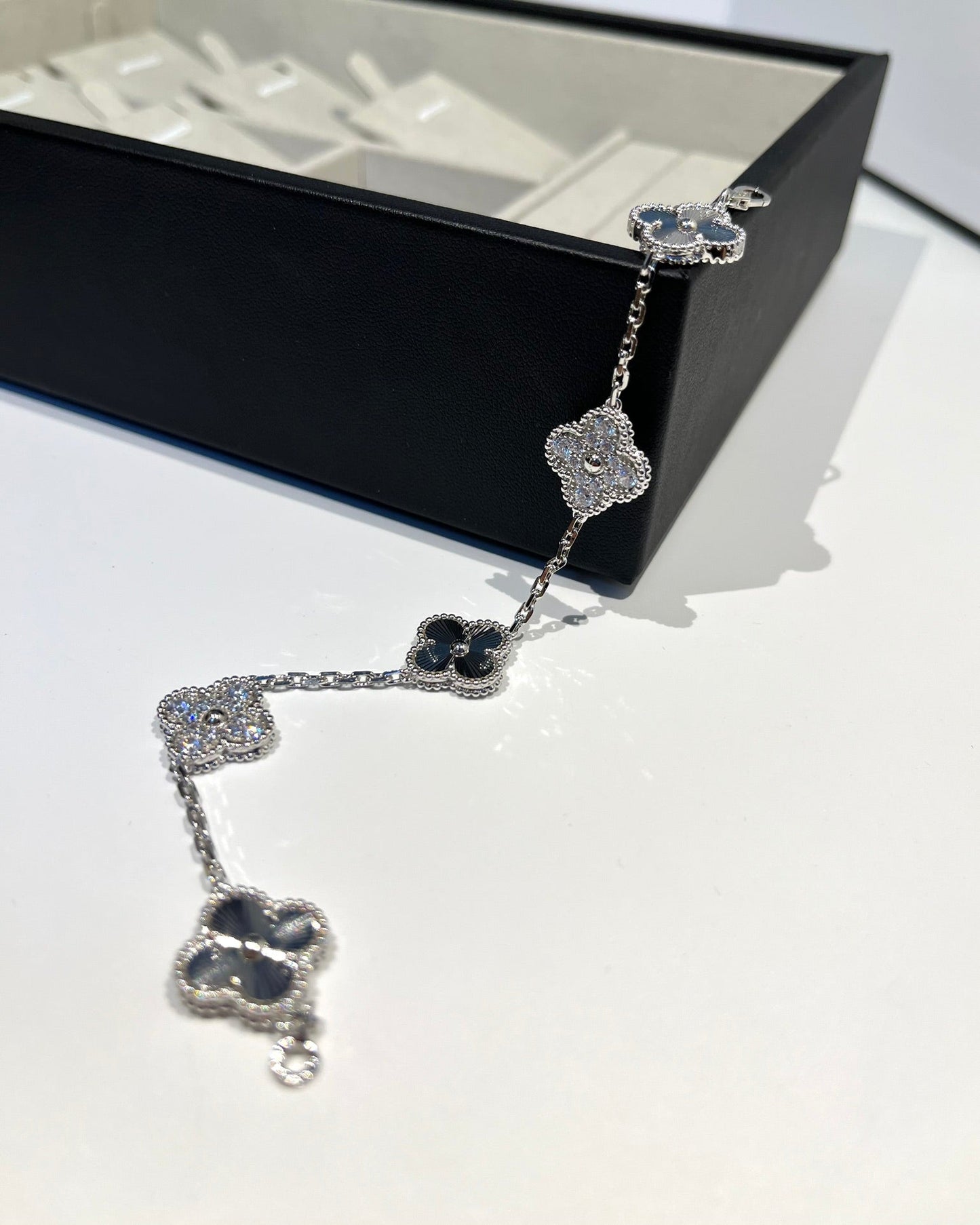[LuckyStar]Silberarmband mit 5 Kleeblatt-Motiven und Diamanten