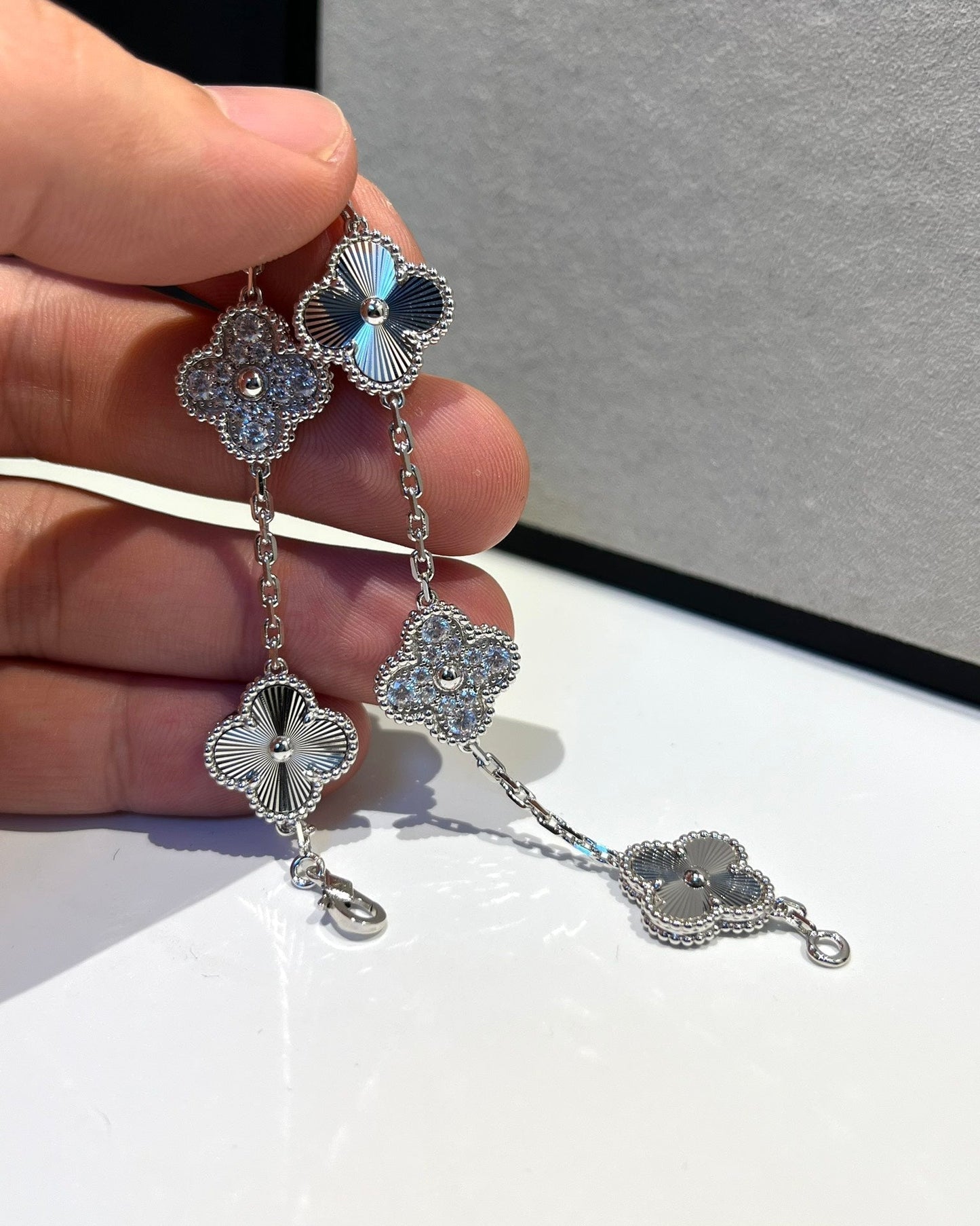 [LuckyStar]Silberarmband mit 5 Kleeblatt-Motiven und Diamanten