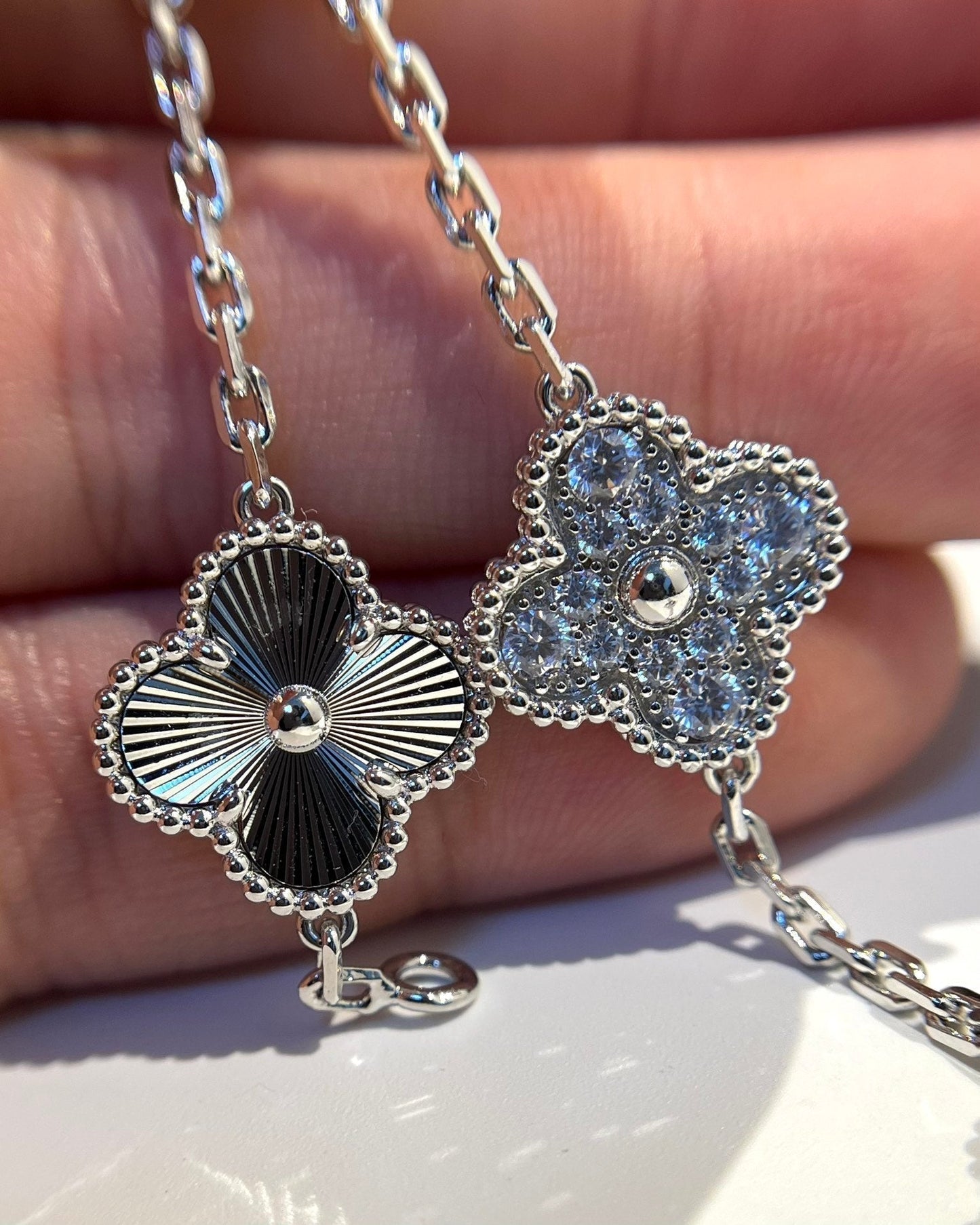 [LuckyStar]Silberarmband mit 5 Kleeblatt-Motiven und Diamanten