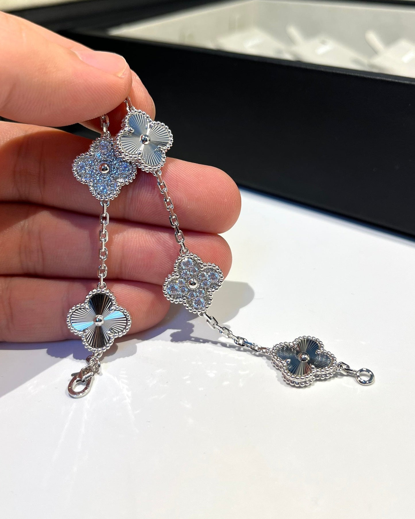 [LuckyStar]Silberarmband mit 5 Kleeblatt-Motiven und Diamanten