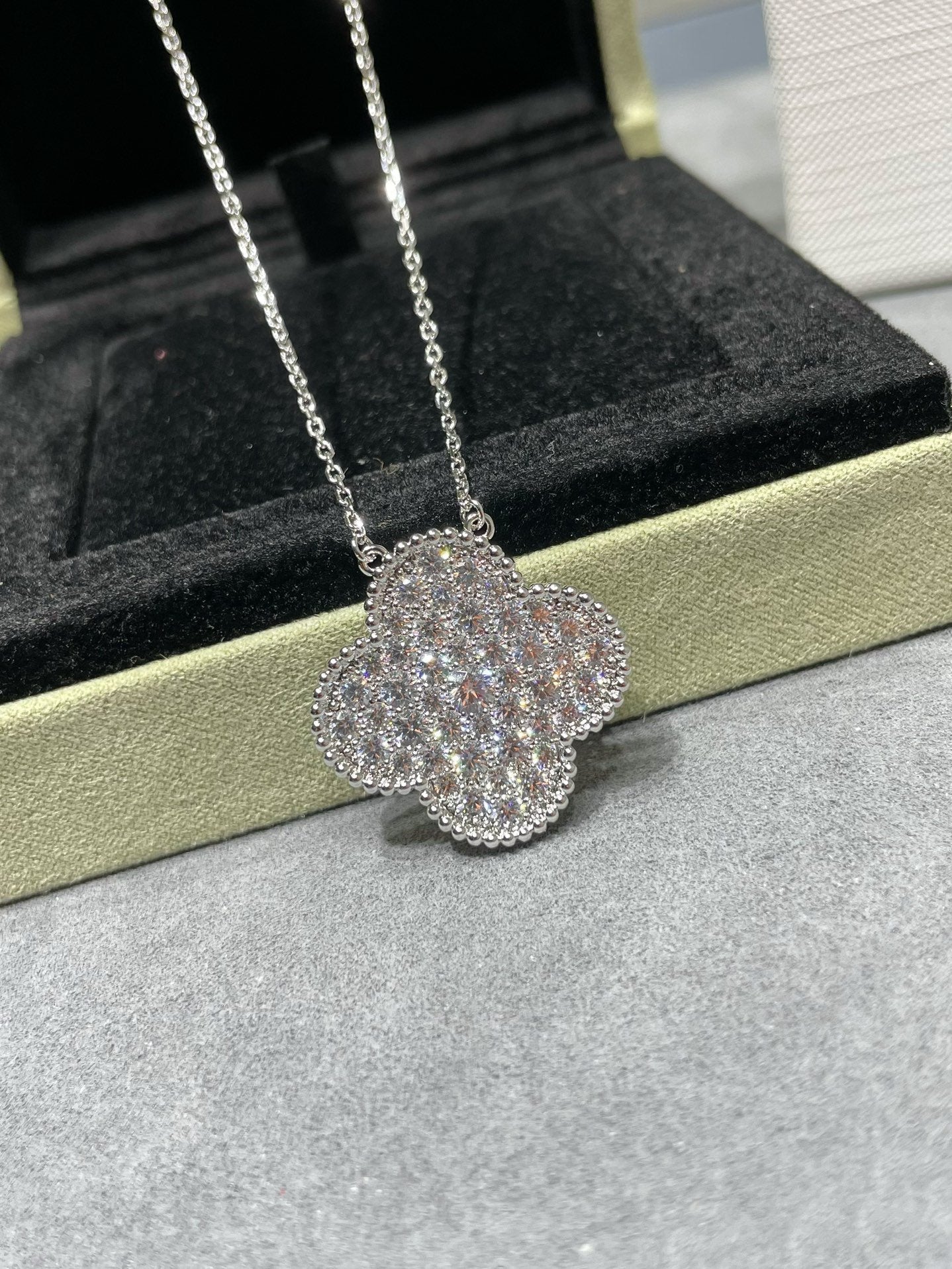 [LuckyStar]CLOVER 25MM GROSSER ANHÄNGER MIT DIAMANTEN