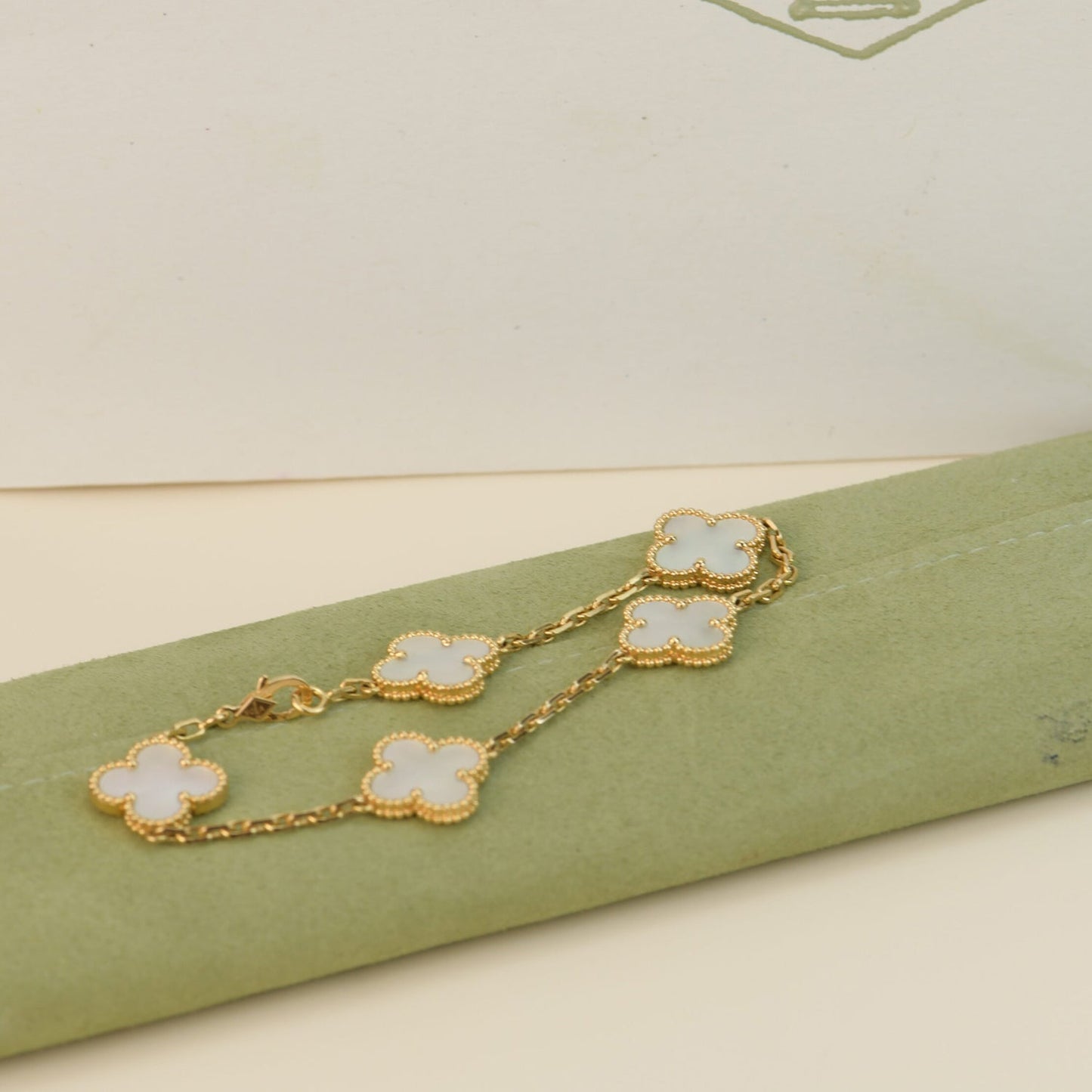 [LuckyStar]Armband mit Kleeblatt-Motiv „5“ in Weiß 