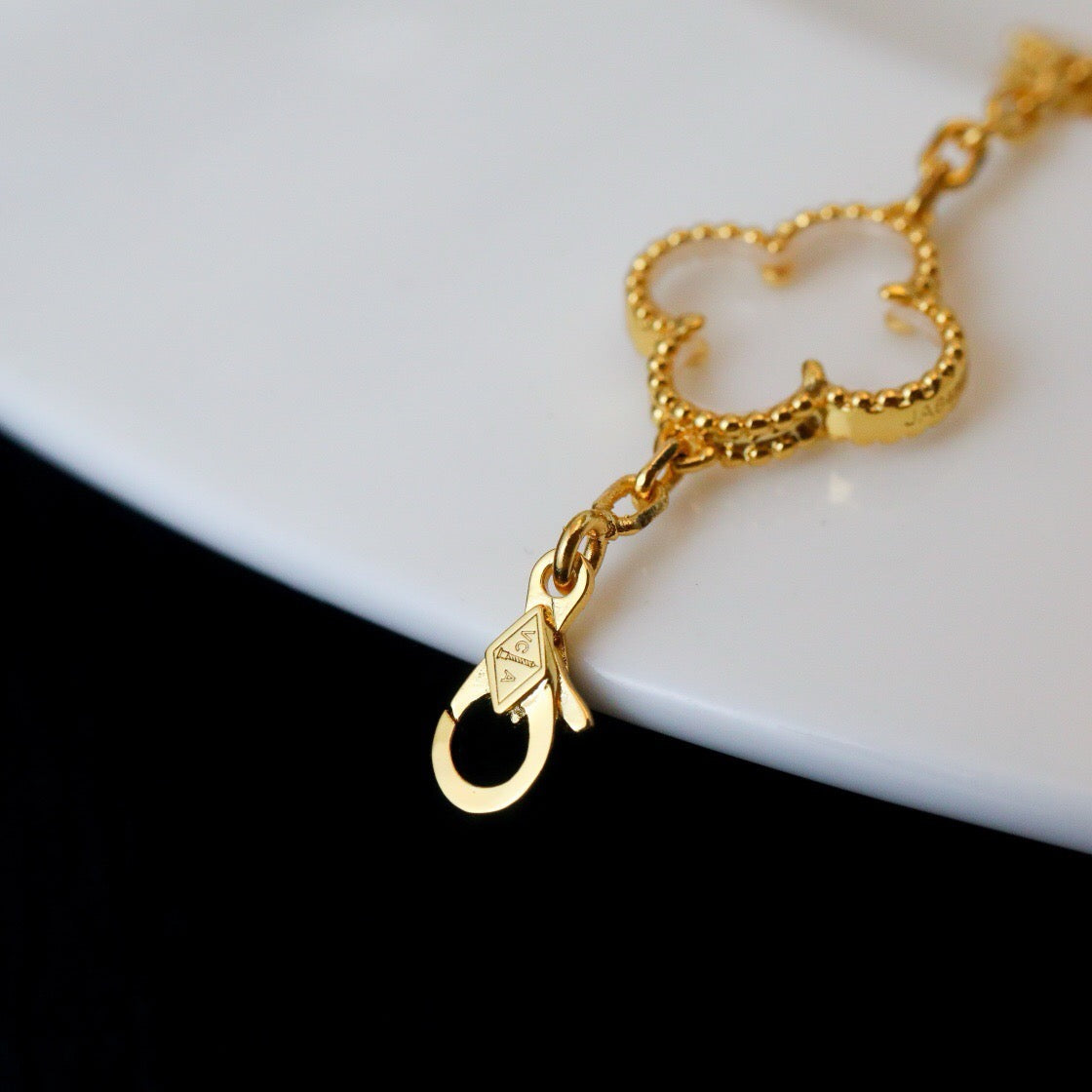 [LuckyStar] Armband mit Kleeblatt-Motiv und Bergkristall in Roségold