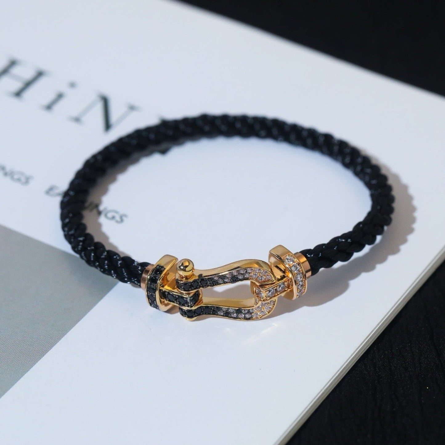 [LuckyStar]FORCE GROSSES HUFEISENARMBAND MIT SCHWARZ-WEISSEN DIAMANTEN UND ROSÉGOLD