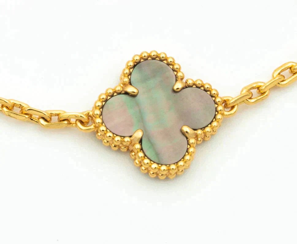 [LuckyStar] Armband mit Kleeblatt-Motiv und grauem Perlmutt