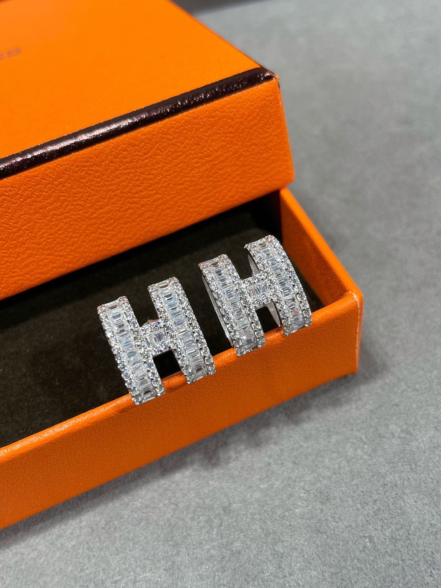 [LuckyStar]H Ohrstecker mit silbernen Diamanten