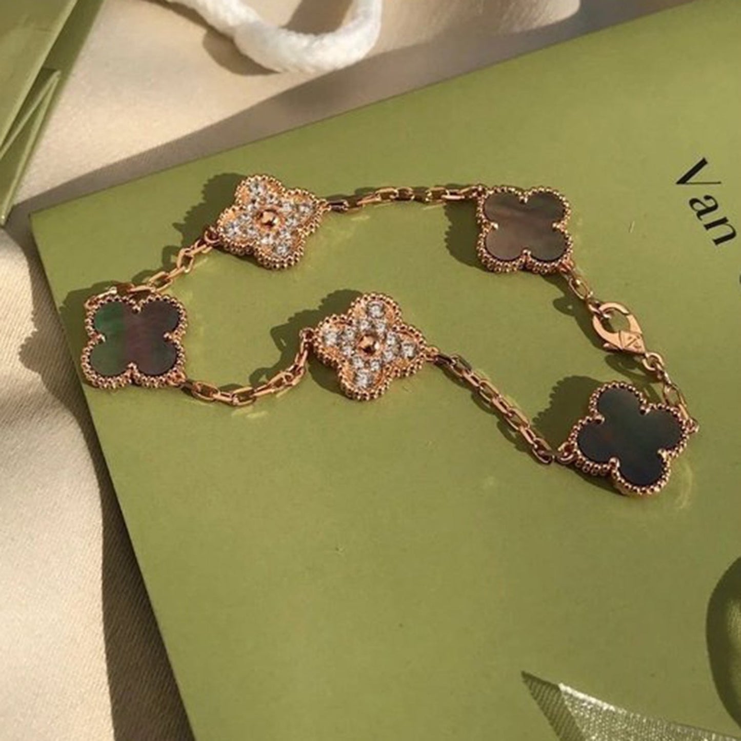 [LuckyStar] Armband mit Kleeblatt-Motiv und grauem Perlmutt