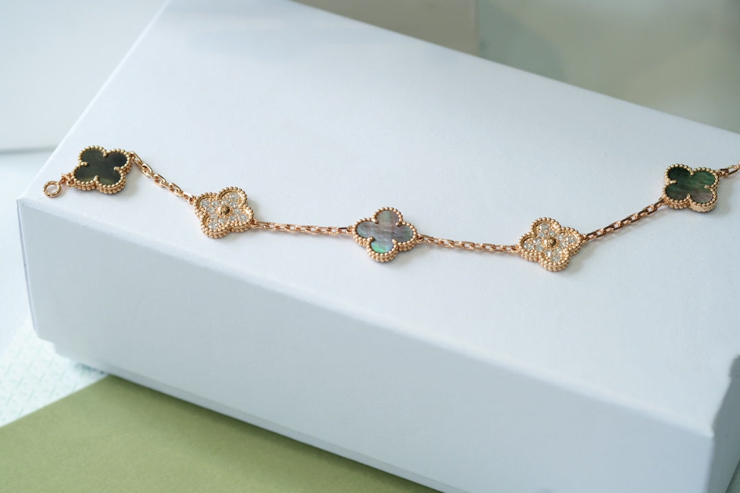 [LuckyStar] Armband aus Roségold mit Kleeblatt und 5 Motiven, dunklem Perlmutt und Diamanten 