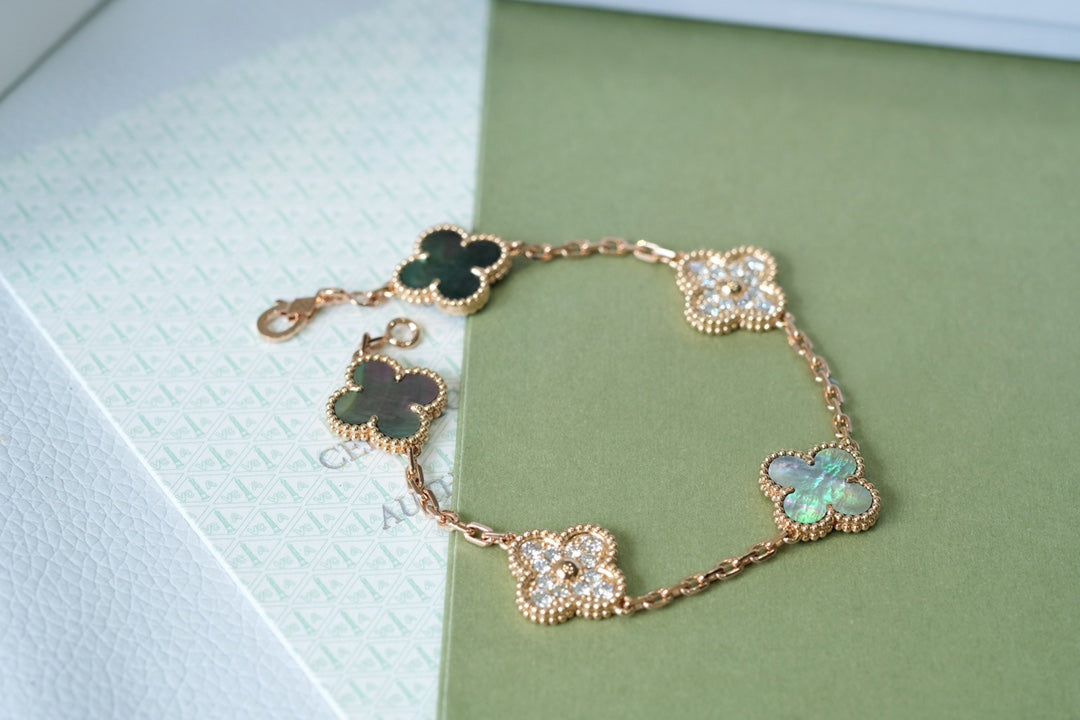 [LuckyStar] Armband aus Roségold mit Kleeblatt und 5 Motiven, dunklem Perlmutt und Diamanten 