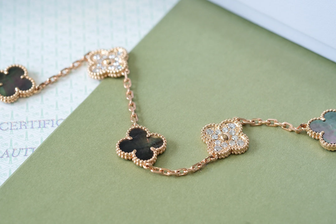 [LuckyStar] Armband aus Roségold mit Kleeblatt und 5 Motiven, dunklem Perlmutt und Diamanten 