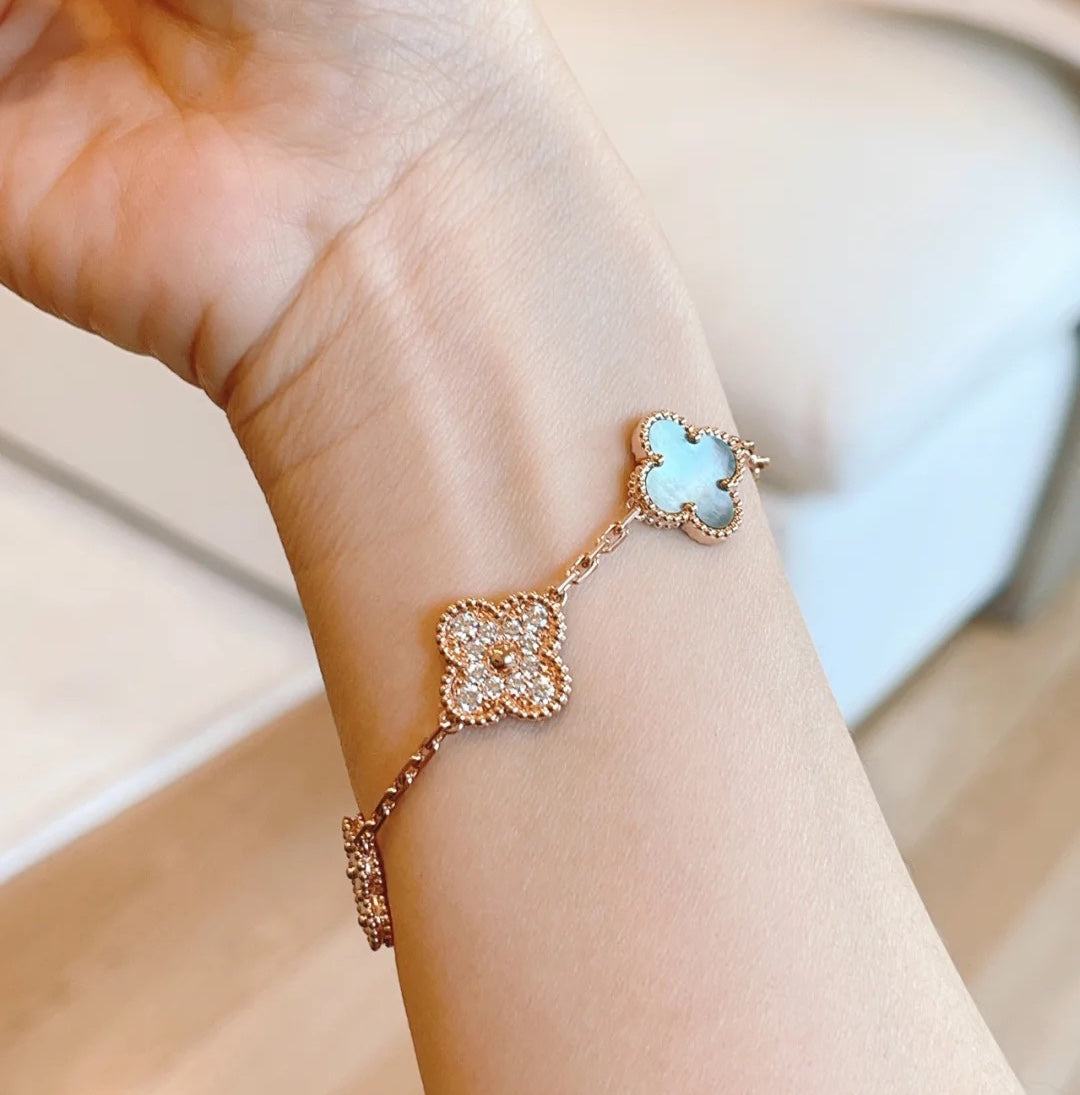 [LuckyStar] Armband aus Roségold mit Kleeblatt und 5 Motiven, dunklem Perlmutt und Diamanten 